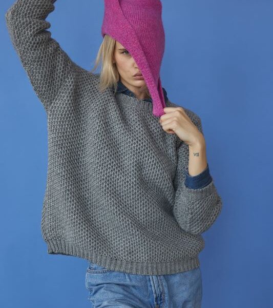 szary sweter damski i czapka bezanie różowa