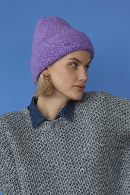 czapka w kolorze jasnego fioletu