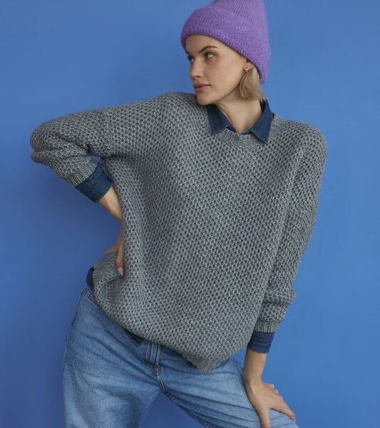 sweter damski oversize i czapka beanie w kolorze fiołkowym